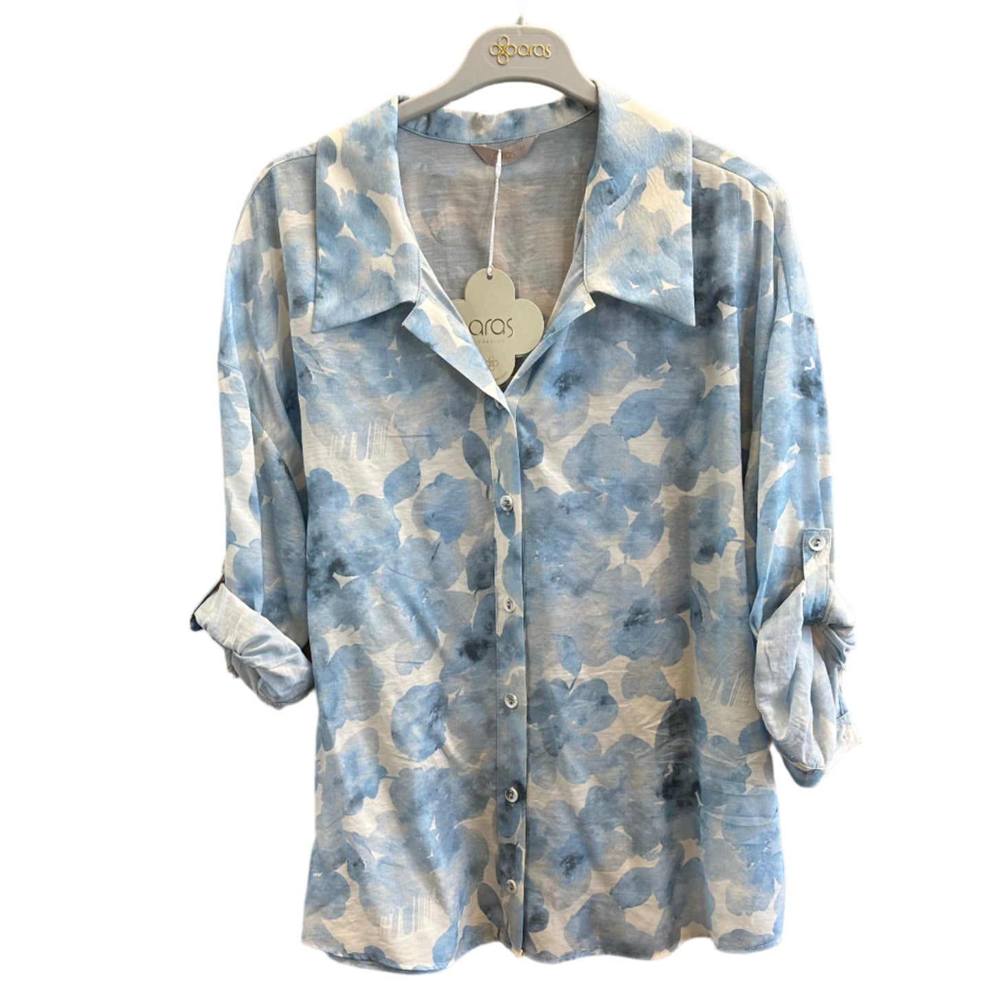 Šviesiai mėlyna gėlėta palaidinė ant pakabos