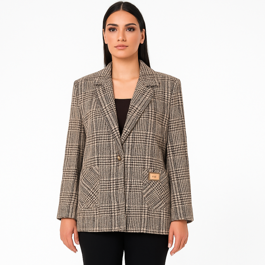 Stilingas moteriškas margintas švarkas, oversize kirpimo, rodo modelis.