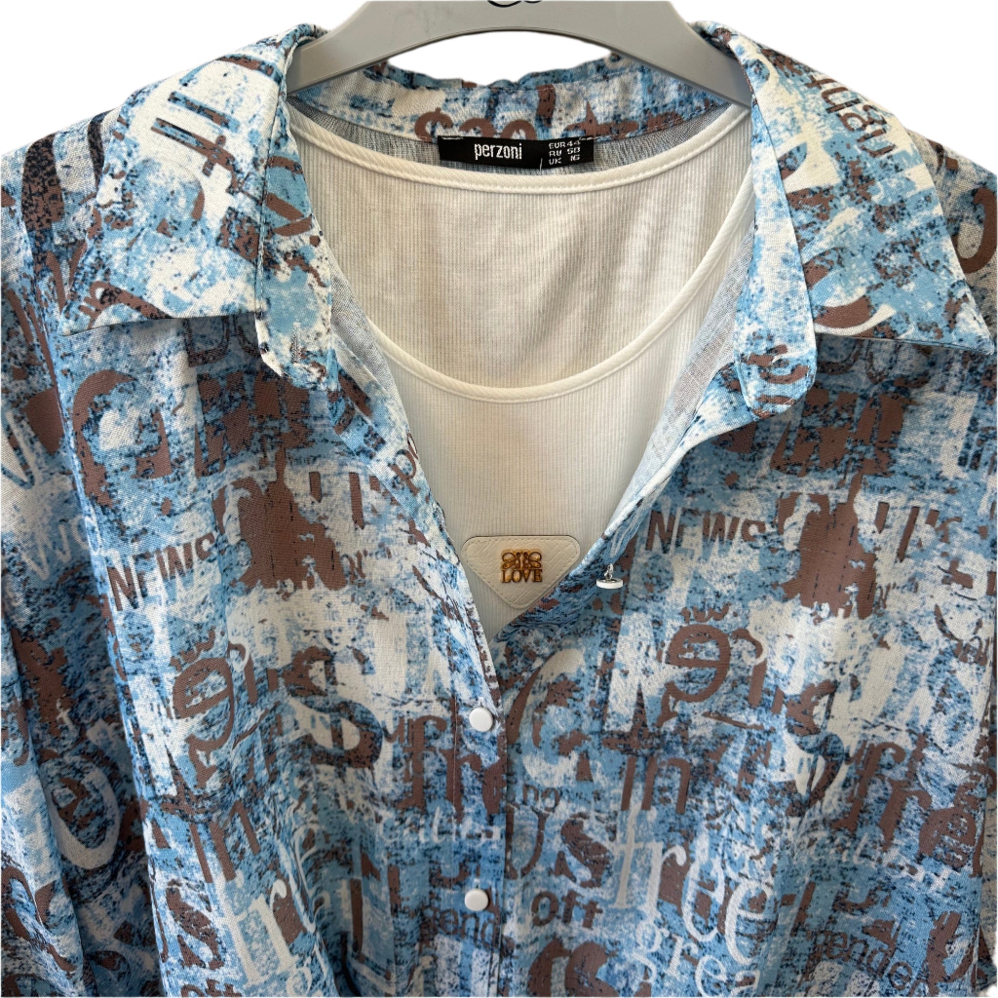 Šviesiai mėlyni raštuoti marškiniai su ilgesne nugara ir spaudėmis