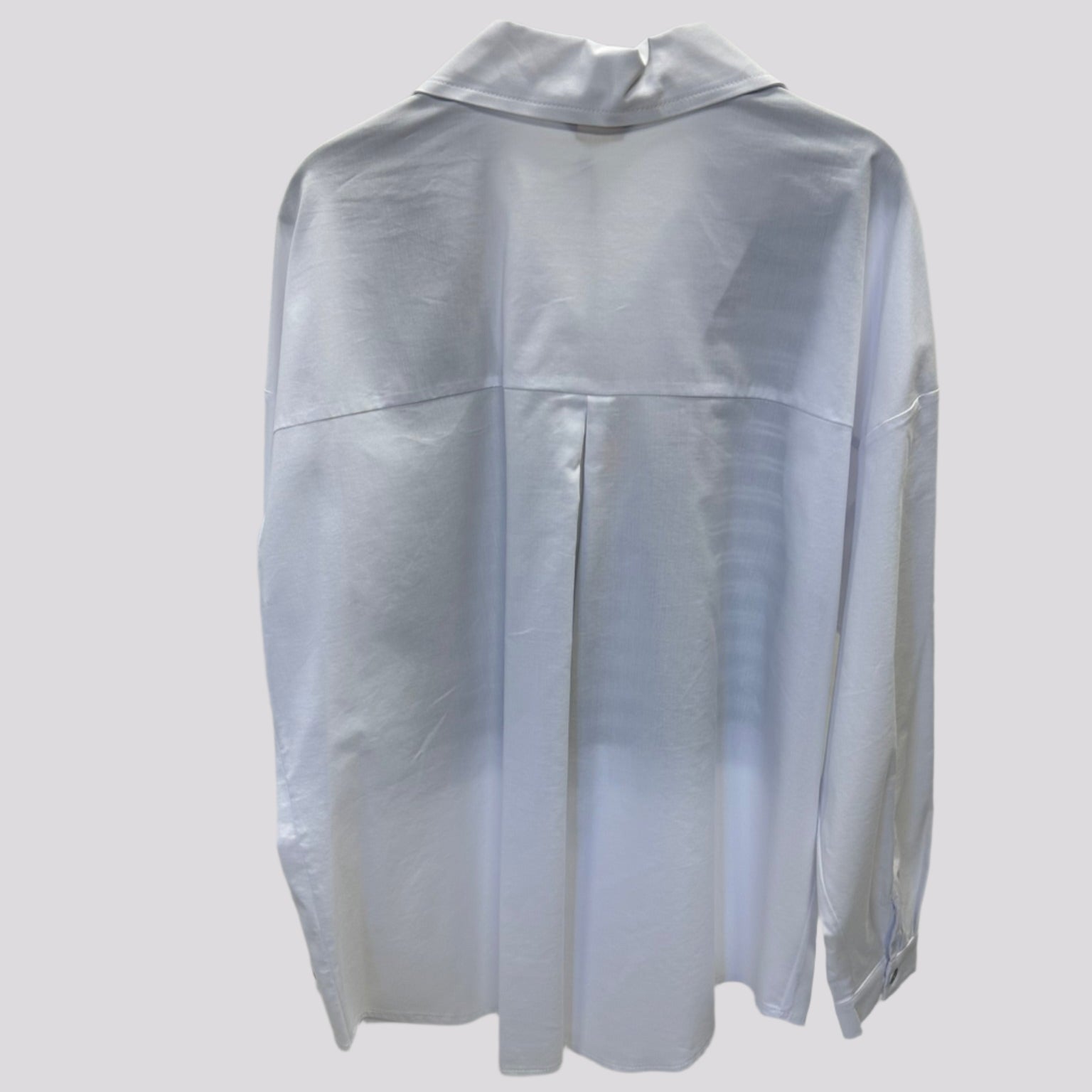 Nugaros vaizdas – parodyti marškinių ilgis ir siluetas be liemenės efekto.