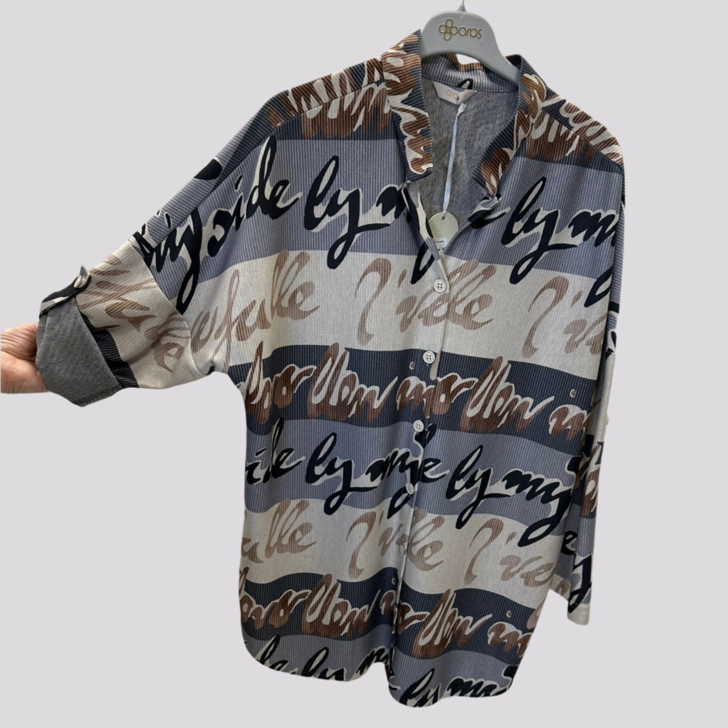  Moteriški laisvalaikio marškinukai su raidžių motyvais, pilki, mėlyni ir rudi atspalviai.