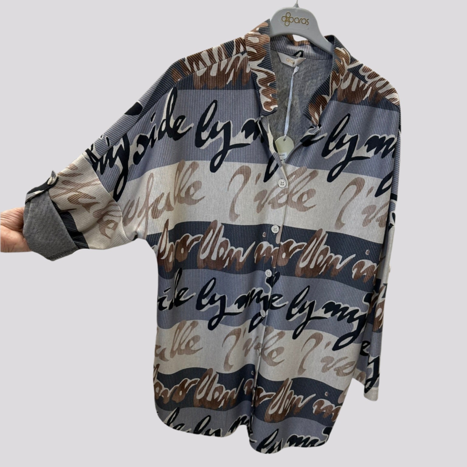  Moteriški laisvalaikio marškinukai su raidžių motyvais, pilki, mėlyni ir rudi atspalviai.