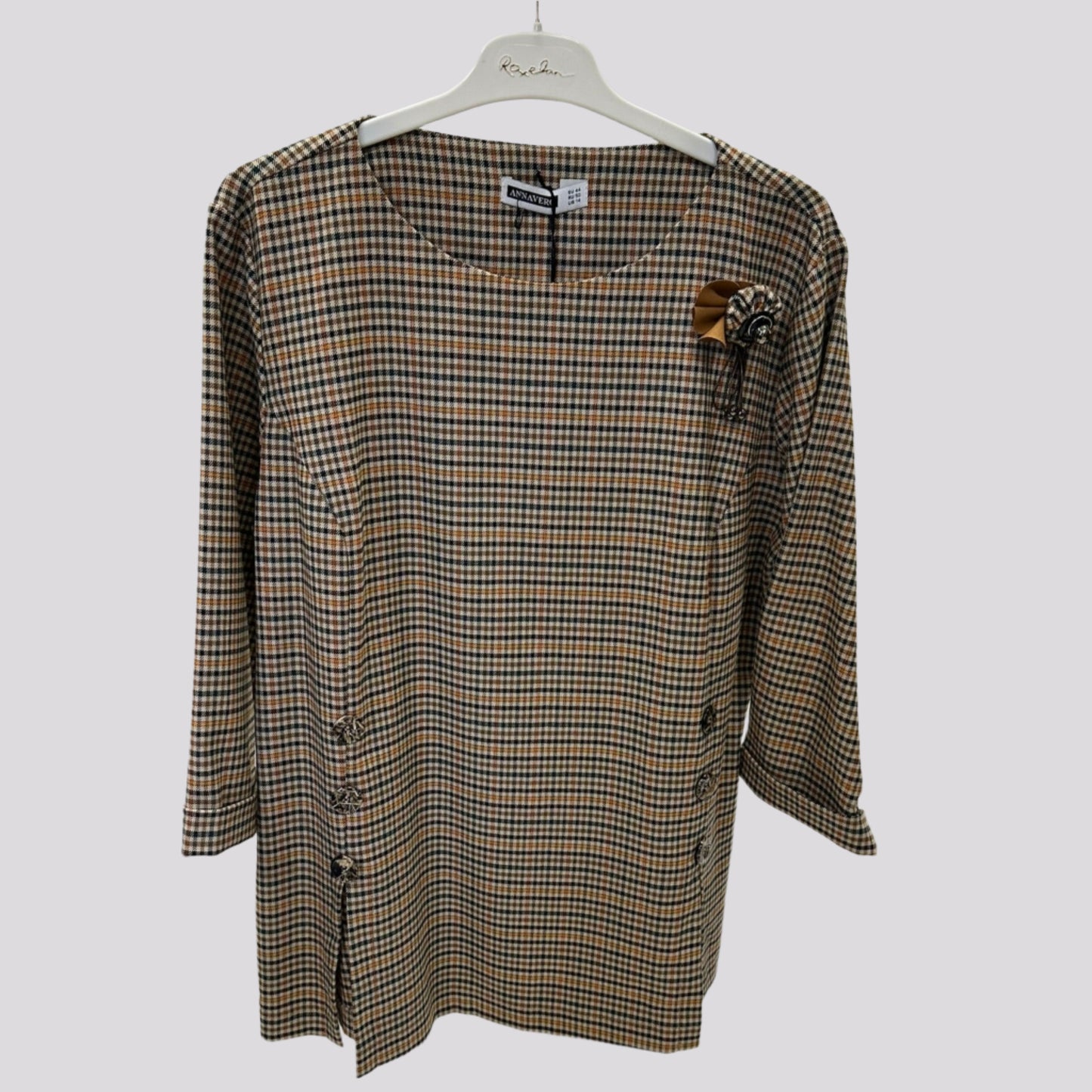 Palaidinė su akcentuotomis sagomis ir derančiomis kelnėmis, tinkanti visiems sezonams.