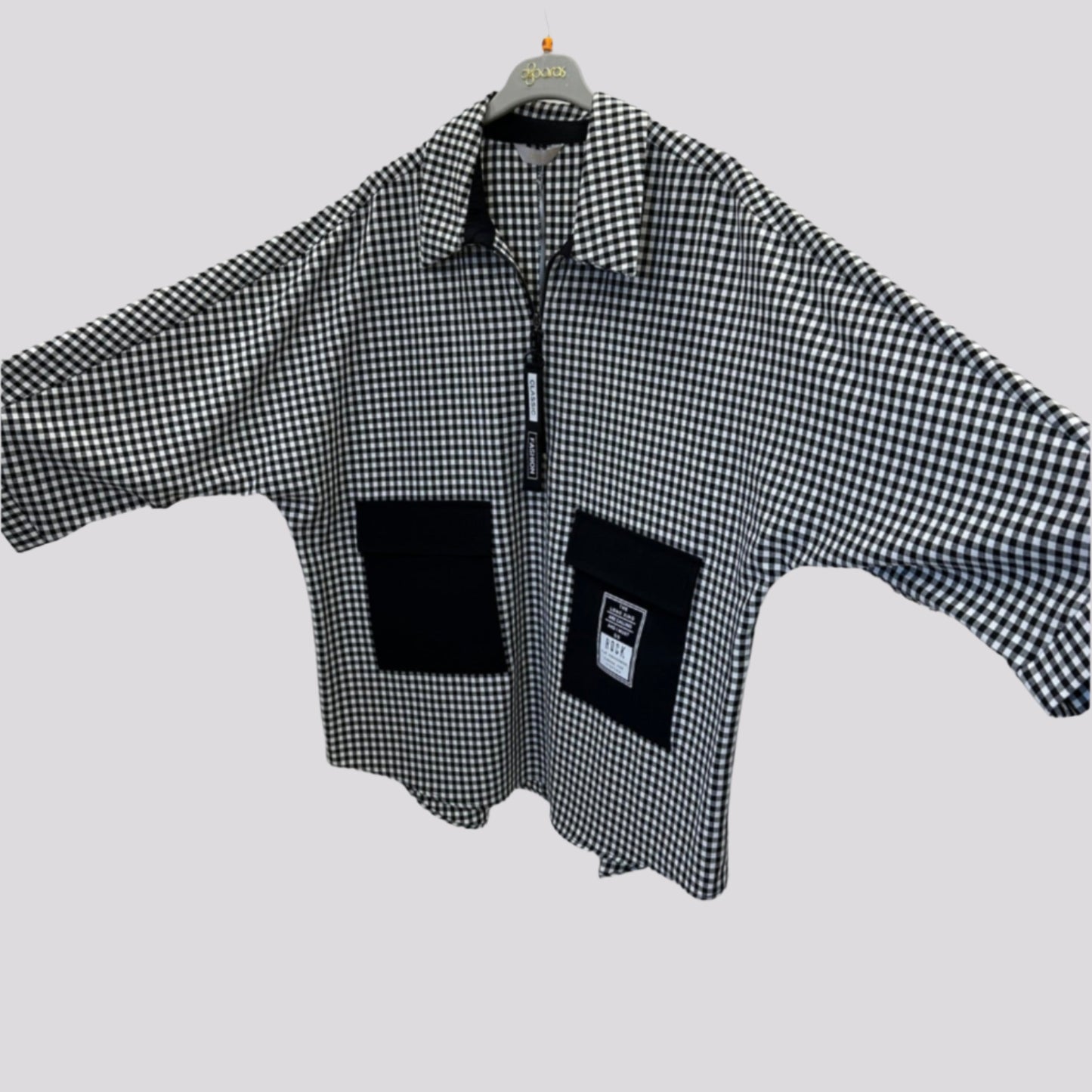 Patogūs ir stilingi languoti marškiniai su užtrauktuku prie kaklo, puikiai tinka kasdienai.