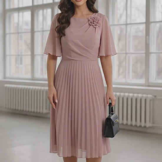 Peleneu rožinė suknelė, modelis patogus, laisvai krentantis