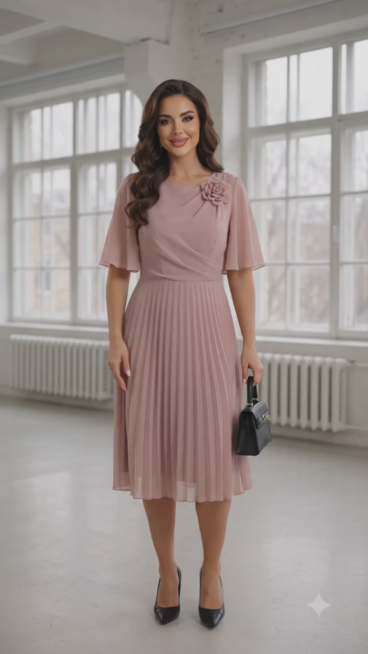 Peleneu rožinė suknelė, modelis patogus, laisvai krentantis