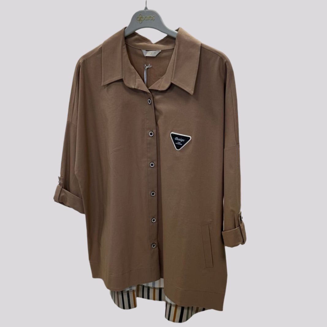 Rudi moteriški medvilniniai marškiniai ant pakabos – klasikinio kirpimo