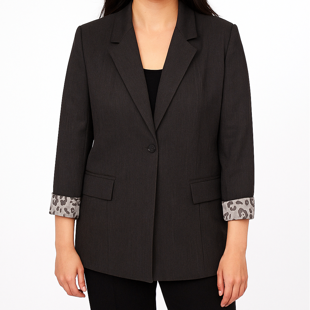 Rudas klasikinis švarkas ant modelio, matomos rankogalių detalės ir vientisas siluetas.