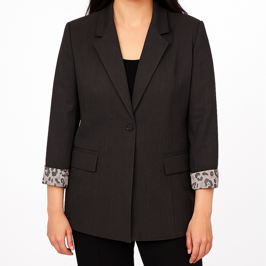 Rudas klasikinis švarkas ant modelio, matomos rankogalių detalės ir vientisas siluetas.