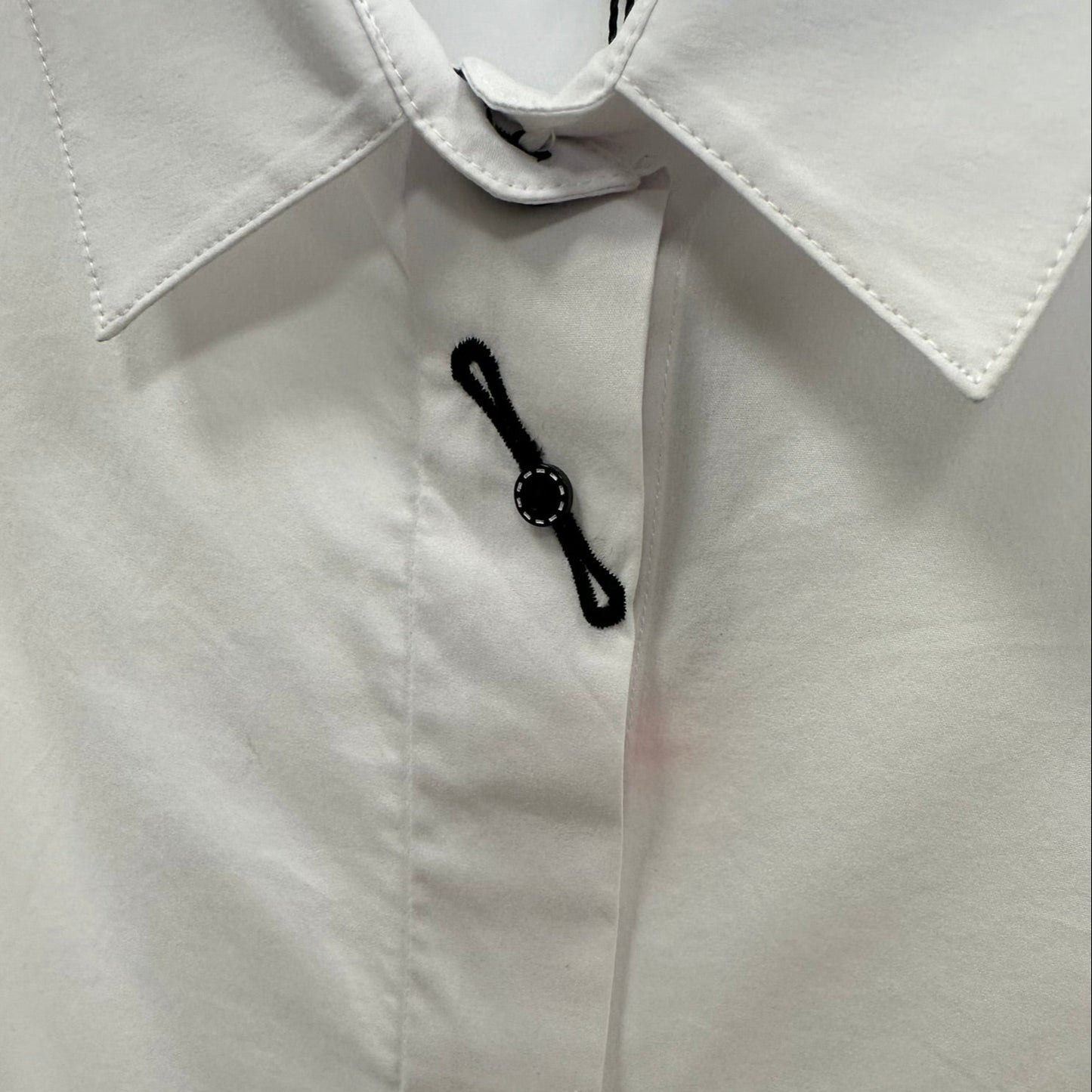 Klasikiniai balti moteriški marškiniai su dekoruotomis sagomis