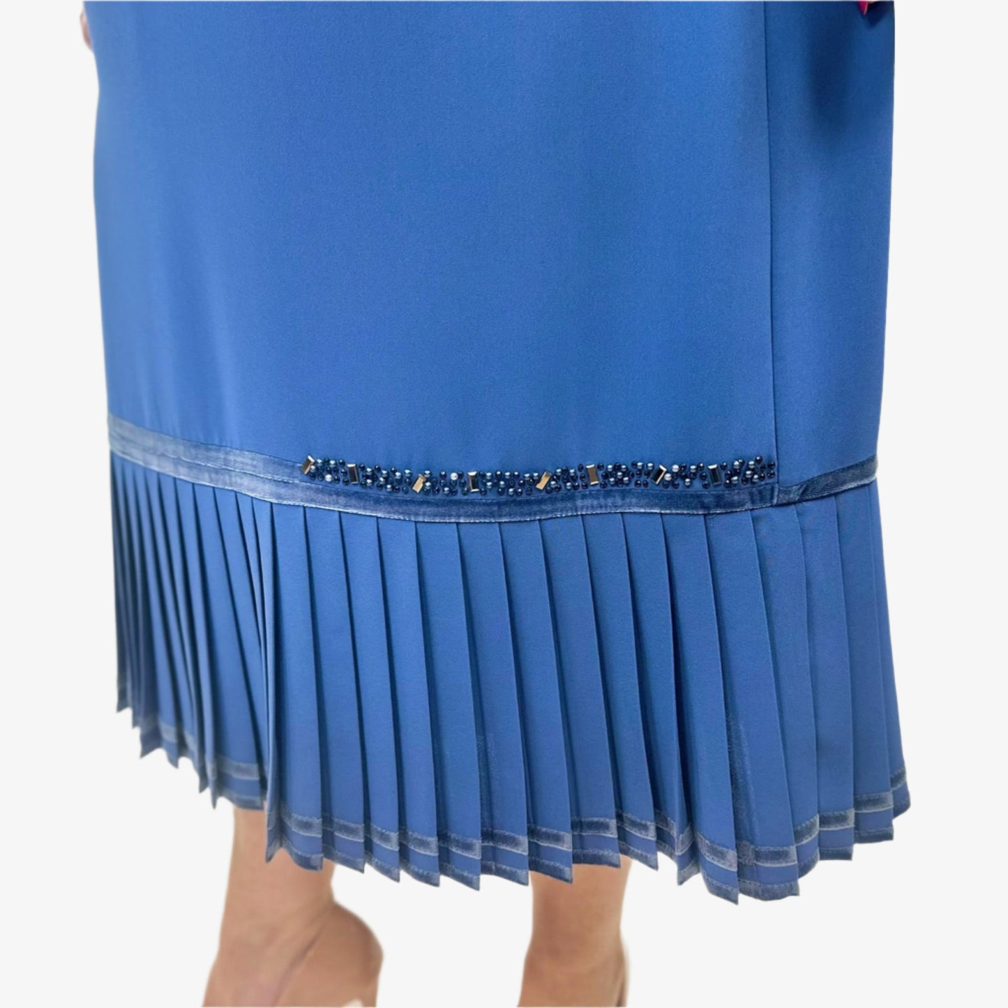 Žydros suknelės plisuotas sijonas su subtiliais blizgučiais.