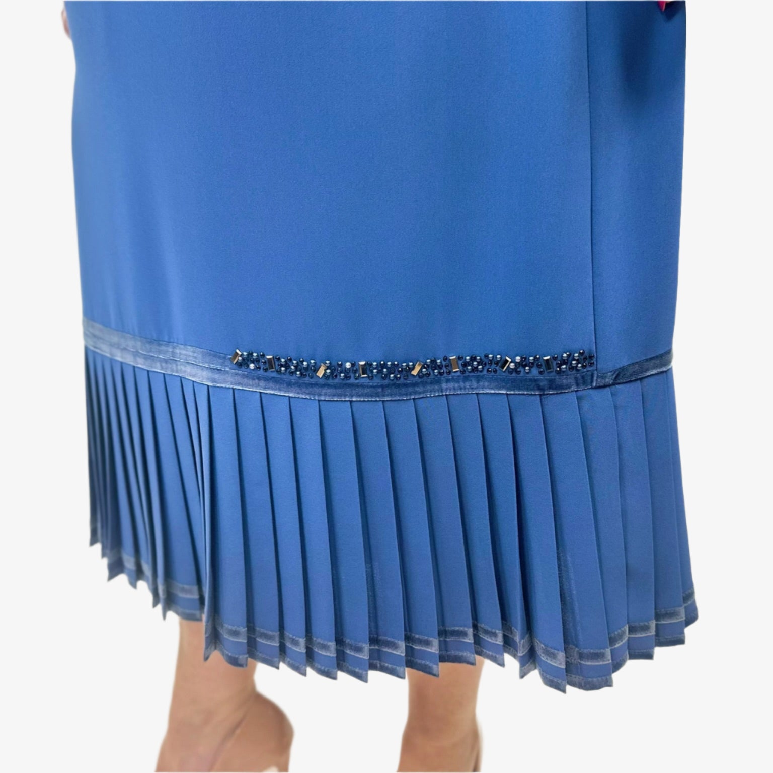 Žydros suknelės plisuotas sijonas su subtiliais blizgučiais.