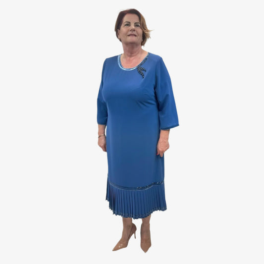 Žydra suknelė su 3/4 rankovėmis ir raukiniais apačioje, demonstruojama ant modelio, dydis 52