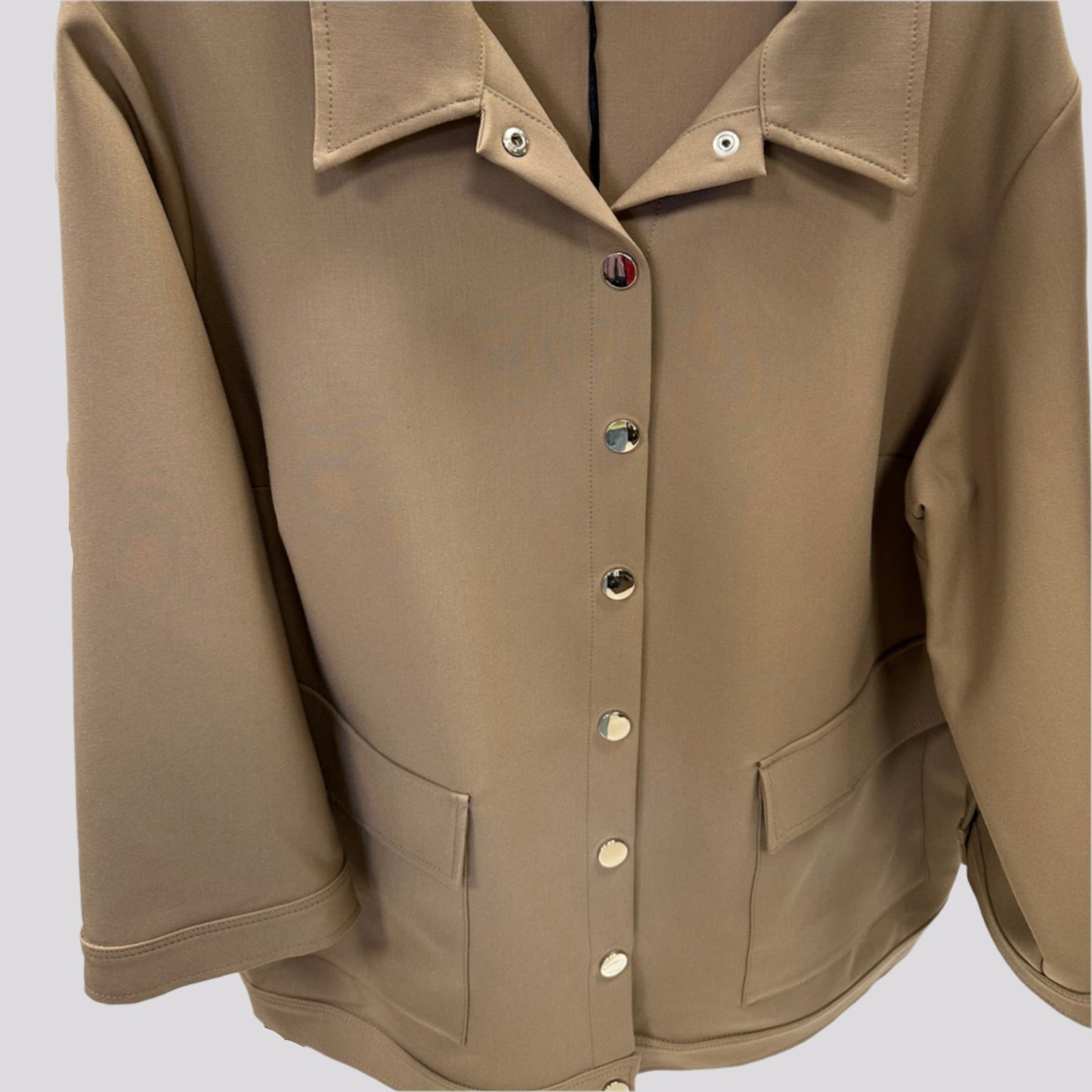 Švarkelis su kišenėmis, modernios sagos, klasikinė apykalkė