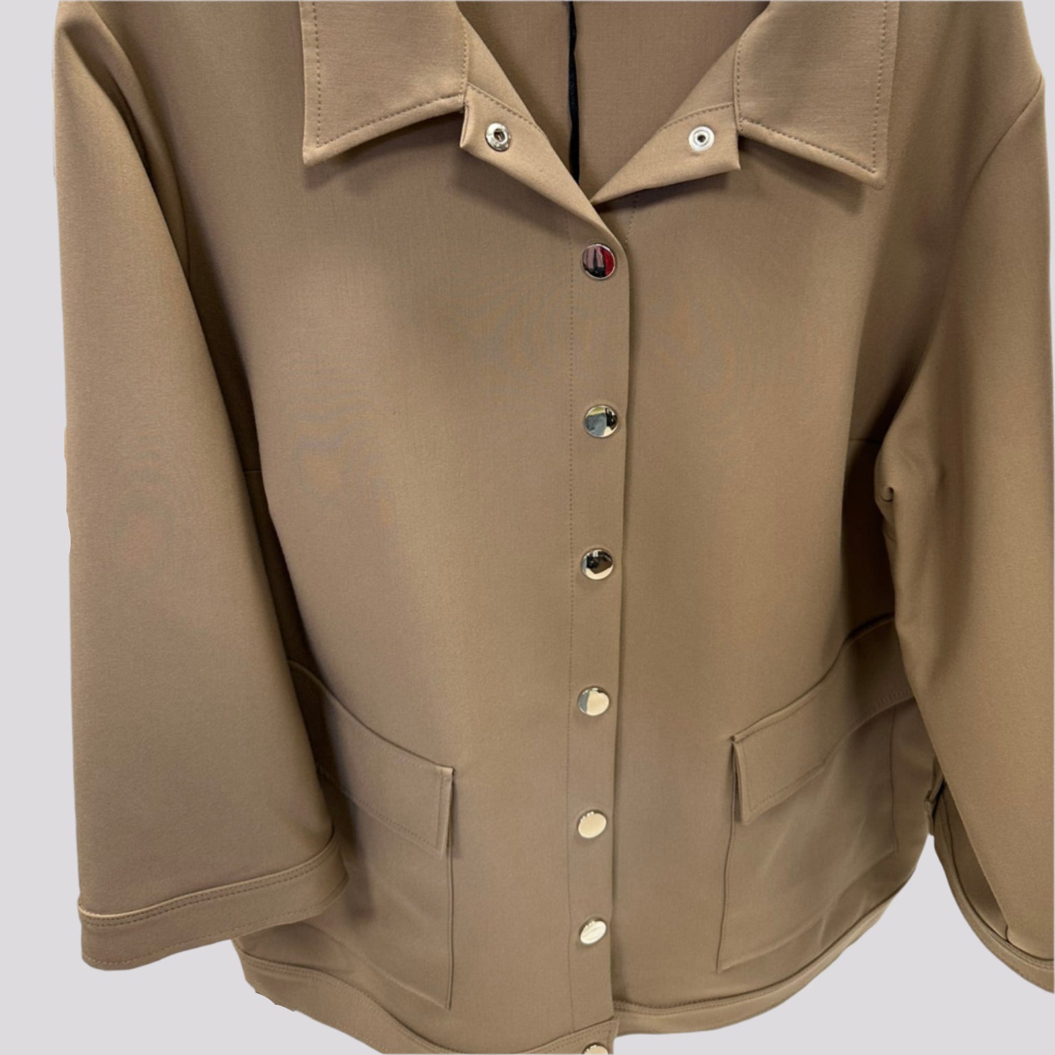 Švarkelis su kišenėmis, modernios sagos, klasikinė apykalkė