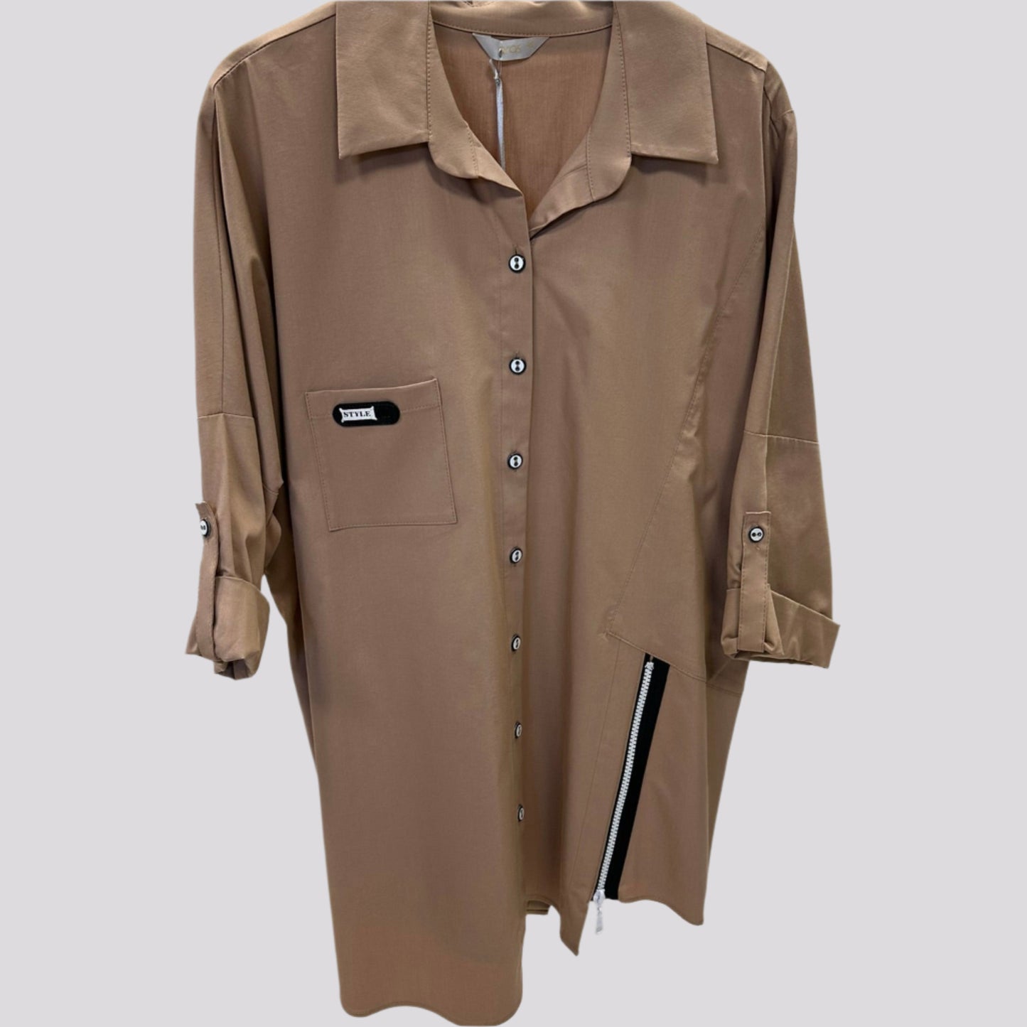 Šviesiai rudi marškiniai su baltu užtrauktuku – pilnas vaizdas.