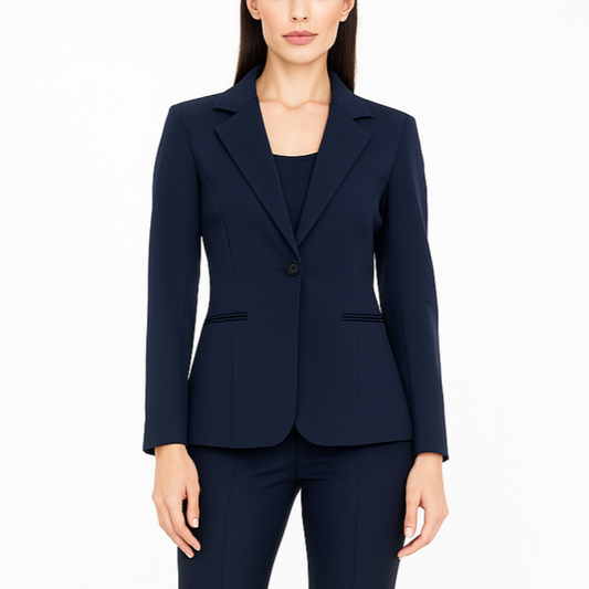 Tamsiai mėlynas moteriškas liemenuotas švarkelis, segamas viena saga, demonstruojamas ant modelio.