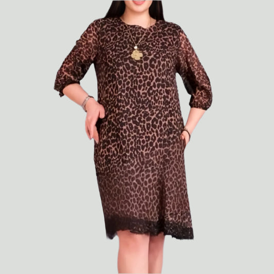 Elegantiška gyvūnų rašto suknelė su 3/4 rankovėmis.