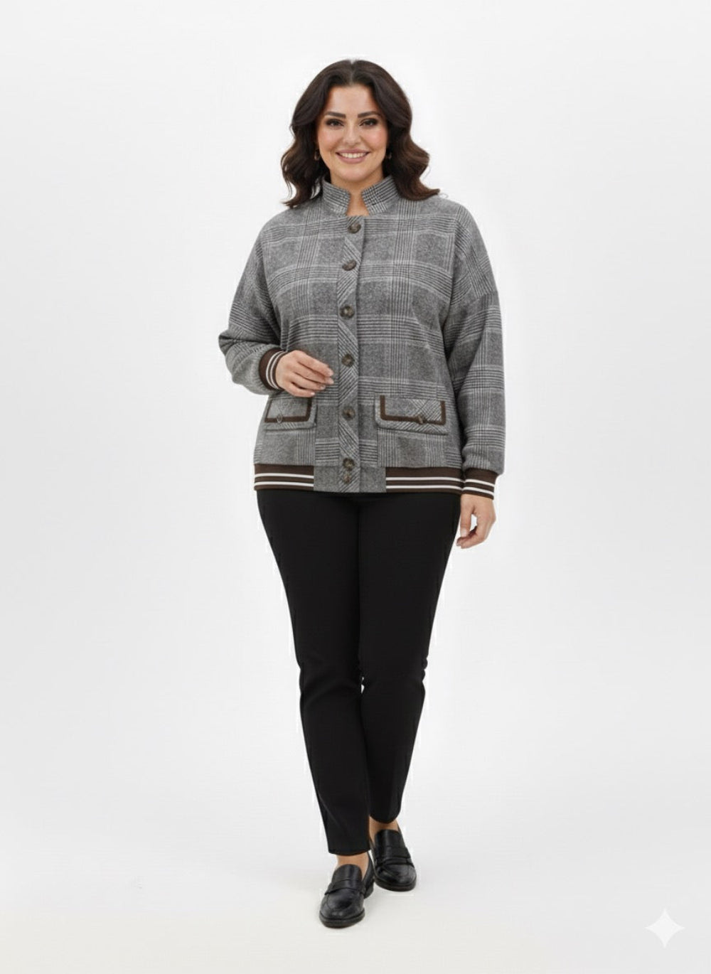 Languota moteriška palaidinė–švarkelis su sagų užsegimu ir dekoratyvinėmis kišenėmis.