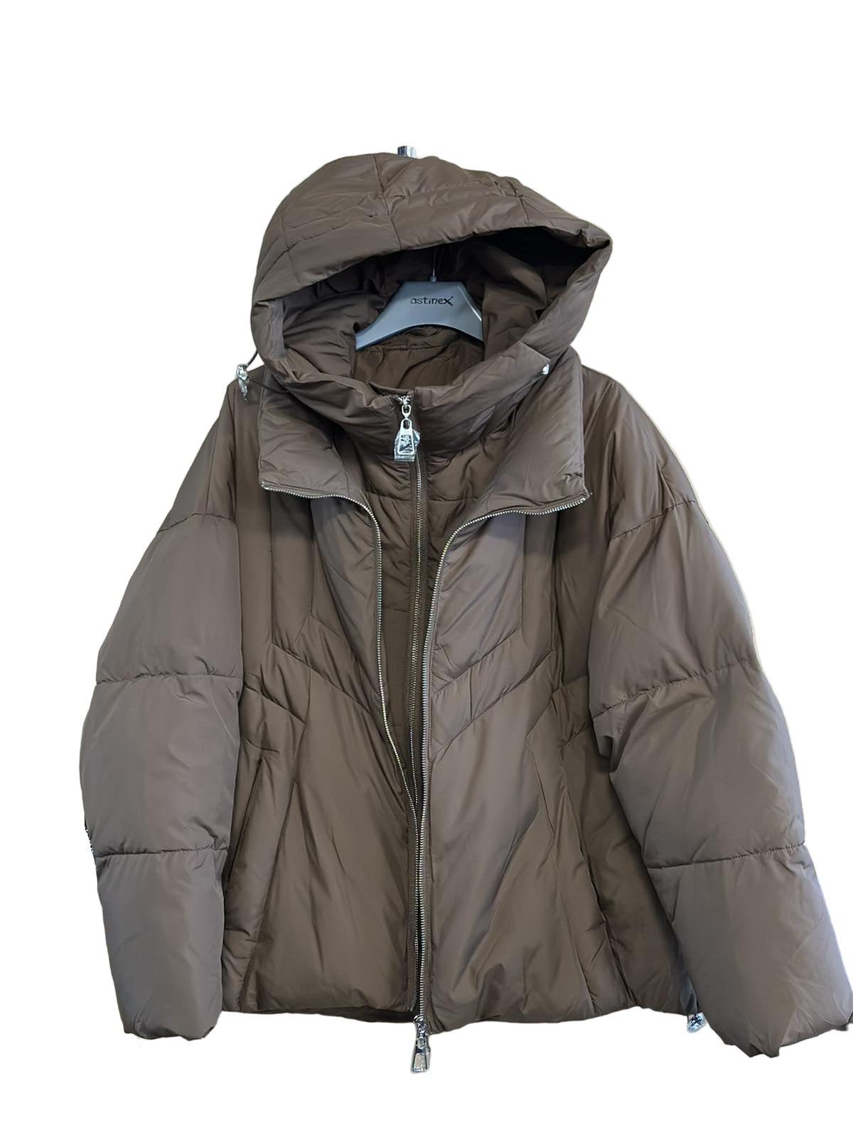 (pakabinta striukė nuotraukoje) „Ruda striukė su kapišonu ir dviem užtrauktukais ant pakabos