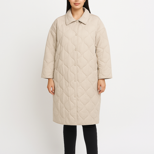 Smėlio spalvos moteriška iki kelių dygsniuota striukė su kišenėmis, demonstruojama ant modelio