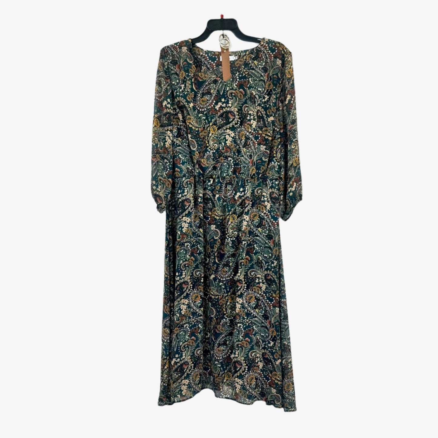 Žaliai margos suknelės vaizdas pakabintas ant pakabos