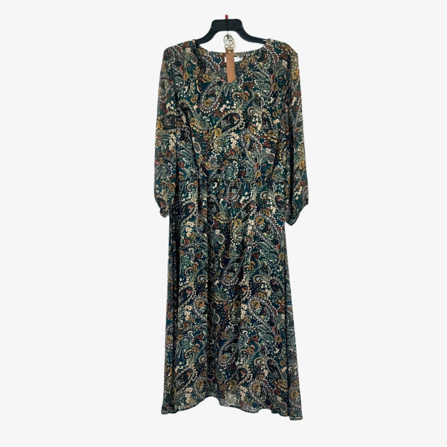 Žaliai margos suknelės vaizdas pakabintas ant pakabos